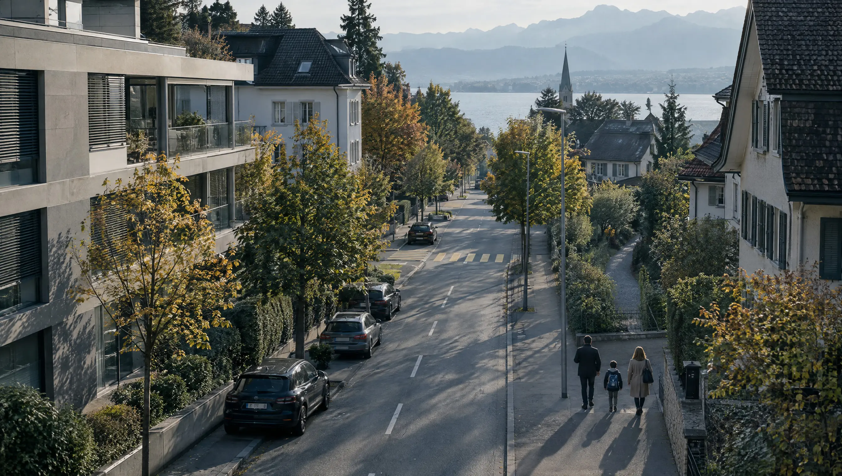 Une famille dans une rue résidentielle calme de Zoug, vue d’en haut