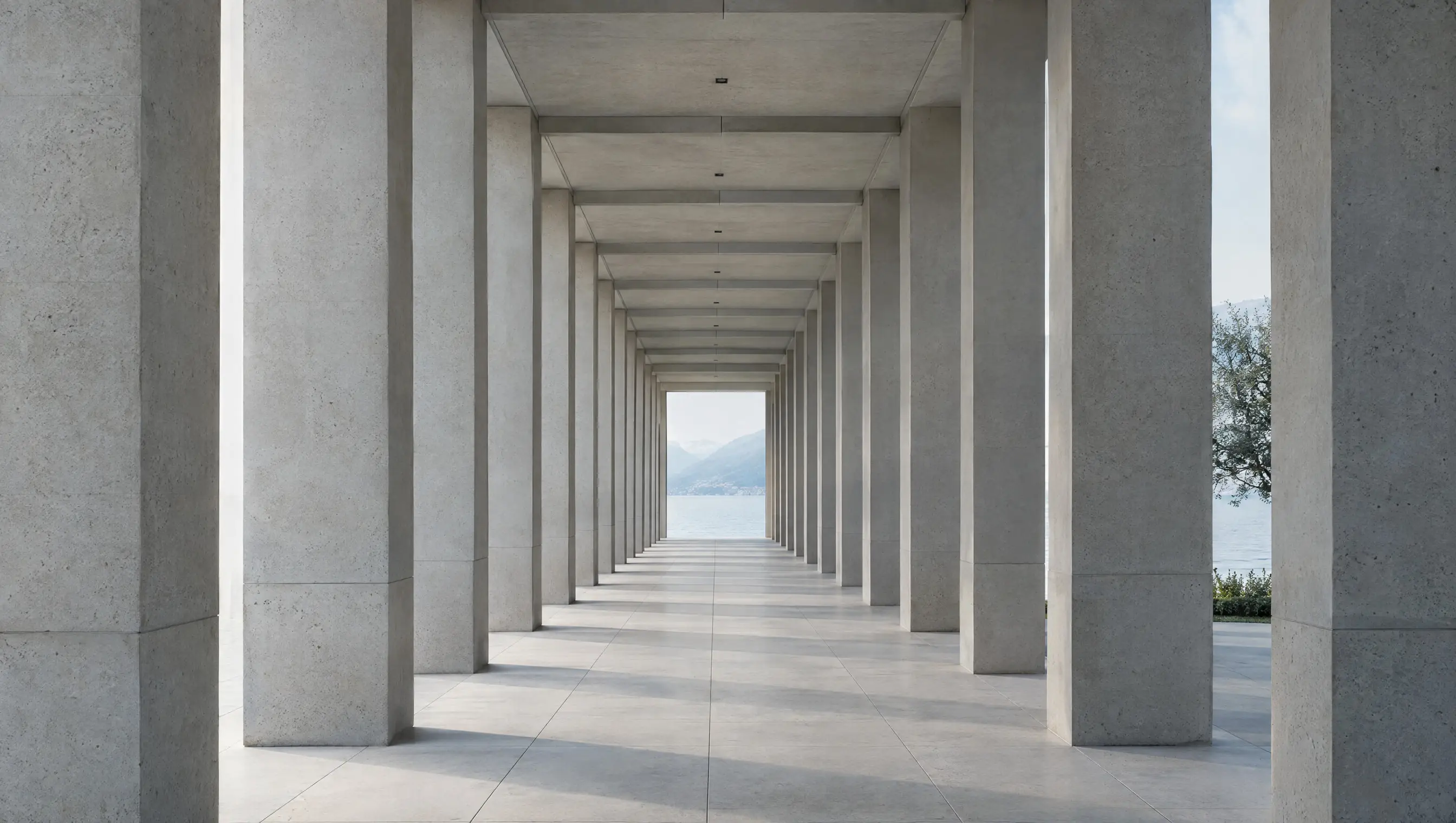 Une colonnade symétrique en béton